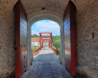 Erfgoed - Westerwolde - Brug met poortdeuren die open staan.